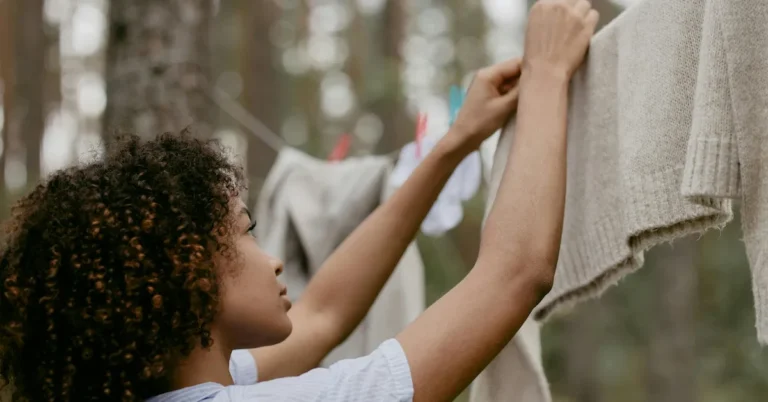 Amazing Hack to Dry Clothes in Winter Without Heat – Works Overnight!