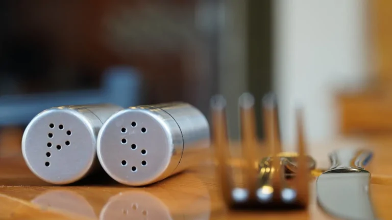 Waitress Reveals the Proper Way to Use Salt and Pepper Shakers